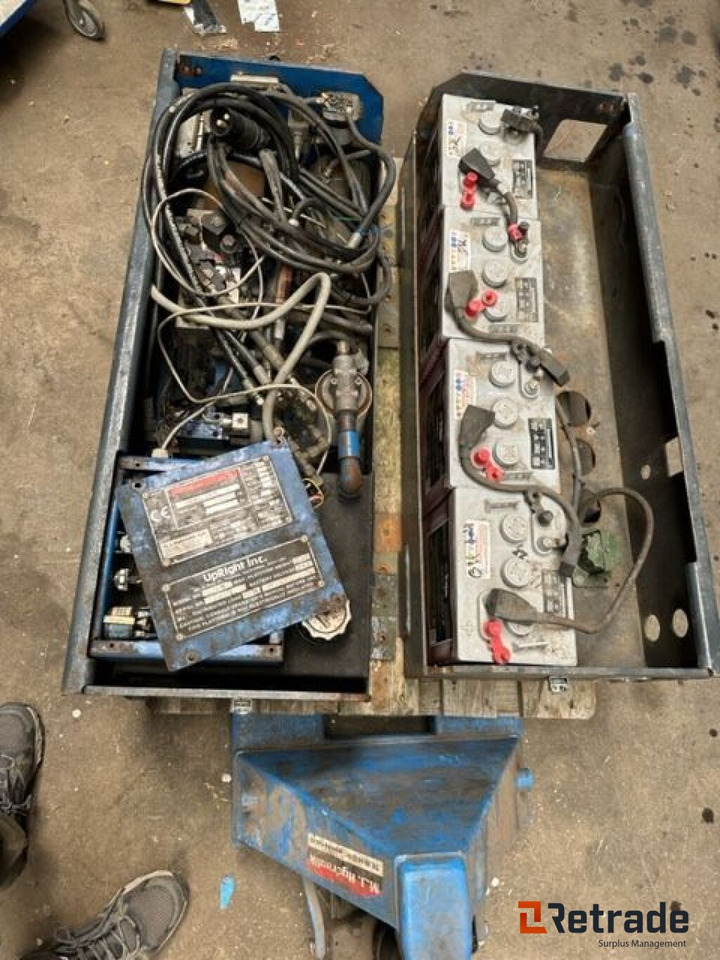 Upright Sax Platform 10 meter / Scissor platform 10 meters - Ollós emelő: 3 kép. Upright Sax Platform 10 meter / Scissor platform 10 meters - Ollós emelő: 3 kép.