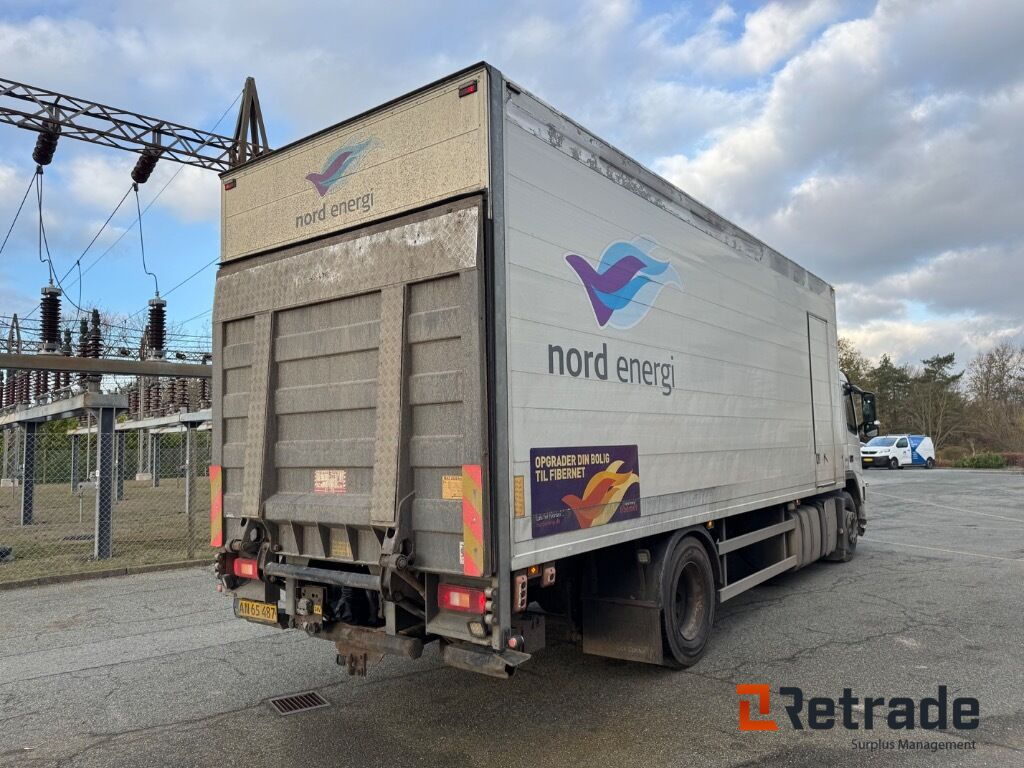 VOLVO FM 330 4X2 - Dobozos felépítményű teherautó: 3 kép. VOLVO FM 330 4X2 - Dobozos felépítményű teherautó: 3 kép.