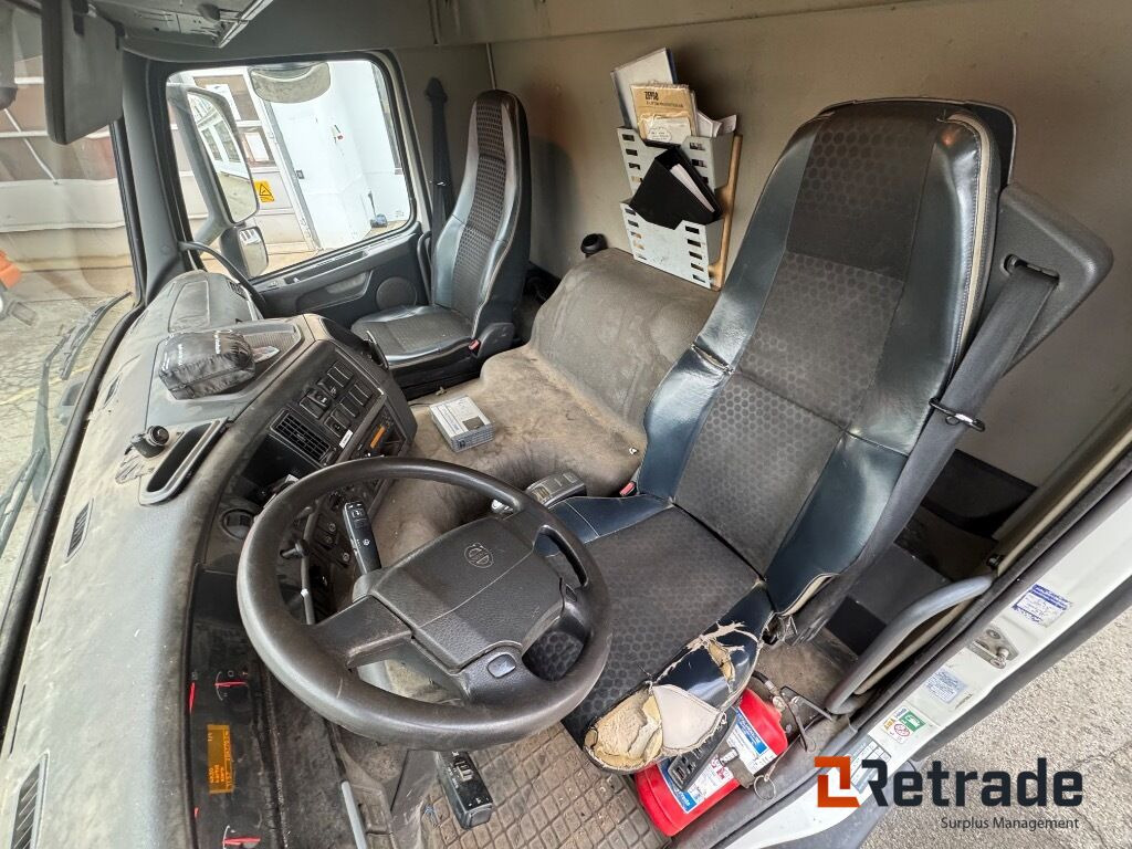 VOLVO FM 330 4X2 - Dobozos felépítményű teherautó: 5 kép. VOLVO FM 330 4X2 - Dobozos felépítményű teherautó: 5 kép.