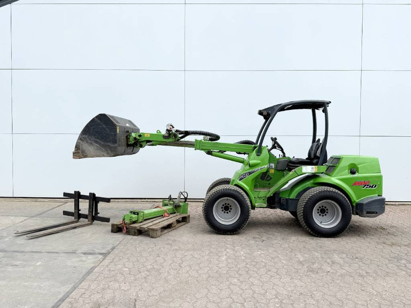 Avant M750 Opti Drive - Bucket + Jib / Telescopic Boom - Teleszkópos homlokrakodó: 1 kép. Avant M750 Opti Drive - Bucket + Jib / Telescopic Boom - Teleszkópos homlokrakodó: 1 kép.
