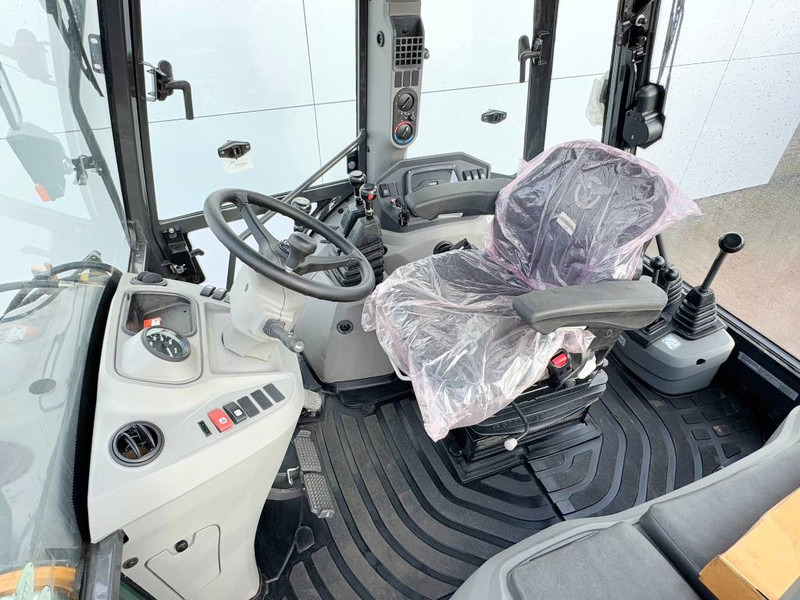 Case 570SV 4WD - 4/1 Bucket / Telescopic Boom / AC - Kotrórakodó: 5 kép. Case 570SV 4WD - 4/1 Bucket / Telescopic Boom / AC - Kotrórakodó: 5 kép.