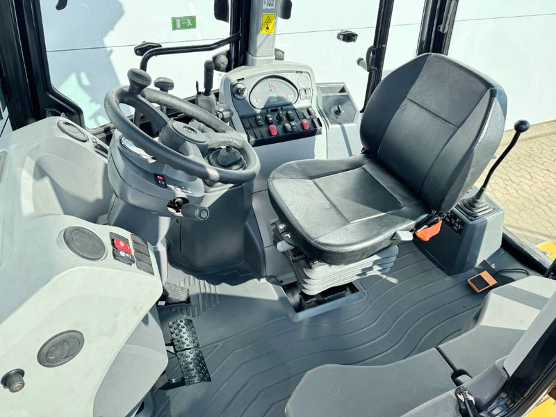 Cat 424 4WD - Hammer Lines / Airco / Side Shift - Kotrórakodó: 5 kép. Cat 424 4WD - Hammer Lines / Airco / Side Shift - Kotrórakodó: 5 kép.