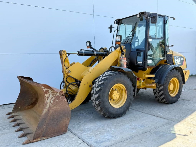 Cat 908H - Quick Coupler / Automatic Greasing - Gumikerekes homlokrakodó: 2 kép. Cat 908H - Quick Coupler / Automatic Greasing - Gumikerekes homlokrakodó: 2 kép.