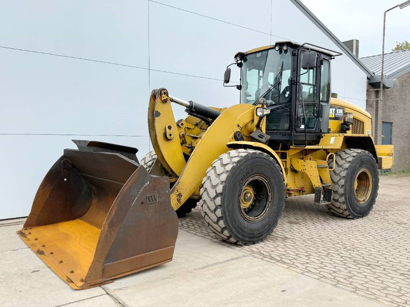 Cat 938K - German German / Backup Camera - Gumikerekes homlokrakodó: 2 kép. Cat 938K - German German / Backup Camera - Gumikerekes homlokrakodó: 2 kép.