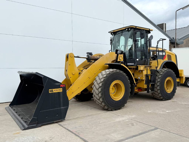 Cat 950M - German Machine / Auto Greasing - Gumikerekes homlokrakodó: 2 kép. Cat 950M - German Machine / Auto Greasing - Gumikerekes homlokrakodó: 2 kép.