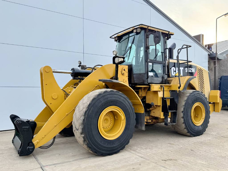 Cat 962M - Third Function / Weight System - Gumikerekes homlokrakodó: 2 kép. Cat 962M - Third Function / Weight System - Gumikerekes homlokrakodó: 2 kép.