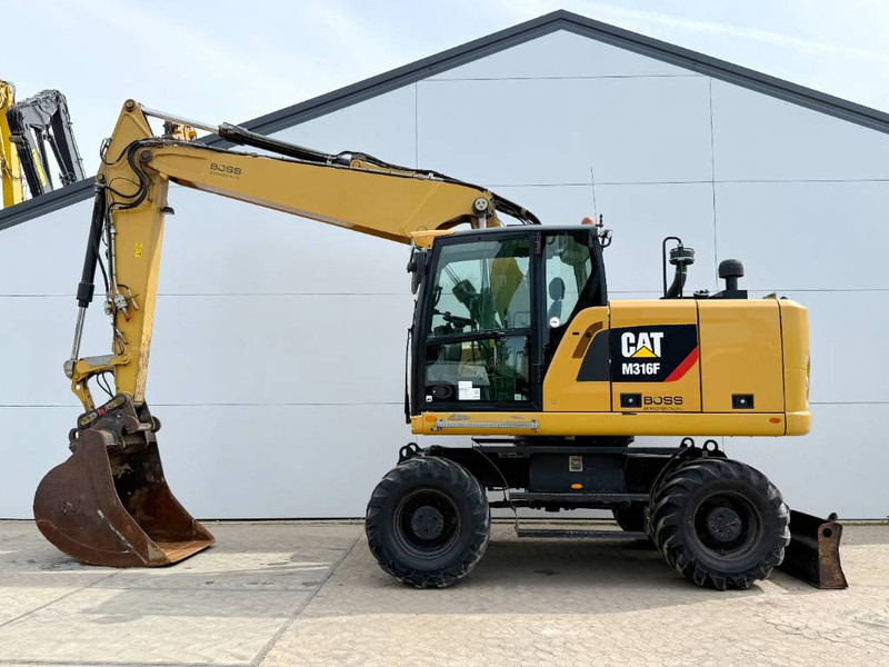 Cat M316F - Quick Coupler / Triple Boom / Auto Lube - Gumikerekes kotró: 1 kép. Cat M316F - Quick Coupler / Triple Boom / Auto Lube - Gumikerekes kotró: 1 kép.