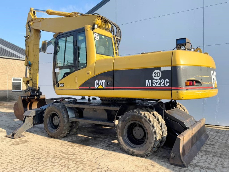 Cat M322C - German Machine / Triple Boom - Gumikerekes kotró: 3 kép. Cat M322C - German Machine / Triple Boom - Gumikerekes kotró: 3 kép.