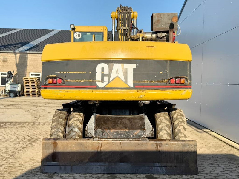 Cat M322C - German Machine / Triple Boom - Gumikerekes kotró: 4 kép. Cat M322C - German Machine / Triple Boom - Gumikerekes kotró: 4 kép.