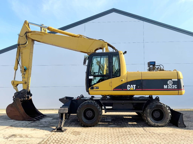 Cat M322C - German Machine / Triple Boom - Gumikerekes kotró: 1 kép. Cat M322C - German Machine / Triple Boom - Gumikerekes kotró: 1 kép.