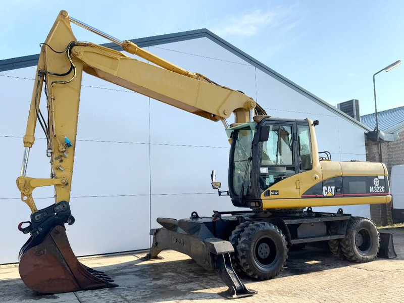 Cat M322C - German Machine / Triple Boom - Gumikerekes kotró: 2 kép. Cat M322C - German Machine / Triple Boom - Gumikerekes kotró: 2 kép.