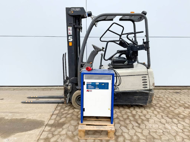 Crown SC4240-1.6 - Duplex / Side Shift / Dutch Machine - Elektromos targonca: 2 kép. Crown SC4240-1.6 - Duplex / Side Shift / Dutch Machine - Elektromos targonca: 2 kép.