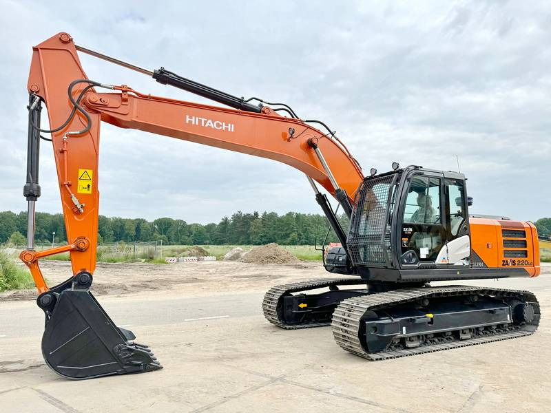 Hitachi ZX220LC-5G / 2025 ULTRA MODEL / ISUZU ENGINE - Lánctalpas kotró: 2 kép. Hitachi ZX220LC-5G / 2025 ULTRA MODEL / ISUZU ENGINE - Lánctalpas kotró: 2 kép.