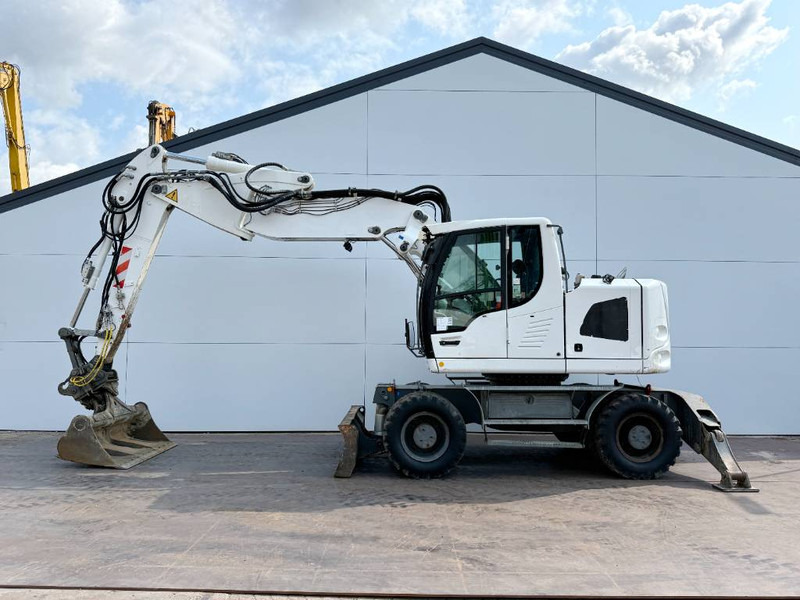 Liebherr A918 Compact - 4 Buckets / Triple Boom / Auto Lube - Gumikerekes kotró: 2 kép. Liebherr A918 Compact - 4 Buckets / Triple Boom / Auto Lube - Gumikerekes kotró: 2 kép.
