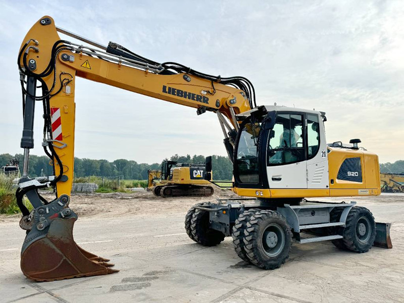 Liebherr A920 EW Litronic - Likufix - Gumikerekes kotró: 2 kép. Liebherr A920 EW Litronic - Likufix - Gumikerekes kotró: 2 kép.