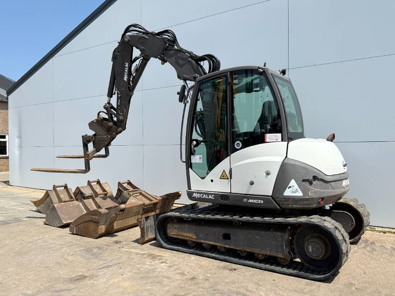 Mecalac 8MCR - 6 Attachments Included! Auto Greasing - Minikotró: 3 kép. Mecalac 8MCR - 6 Attachments Included! Auto Greasing - Minikotró: 3 kép.