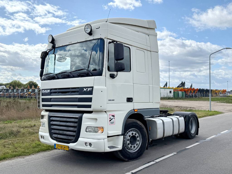 DAF XF105.460 - Automatic / Airco / Cruise Control - Nyergesvontató: 1 kép. DAF XF105.460 - Automatic / Airco / Cruise Control - Nyergesvontató: 1 kép.