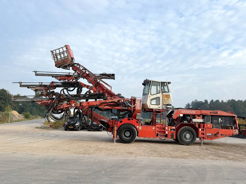 Sandvik DT1130-SC - 3x TB150 Drill Boom + Basket Boom - Fúrógép: 3 kép. Sandvik DT1130-SC - 3x TB150 Drill Boom + Basket Boom - Fúrógép: 3 kép.