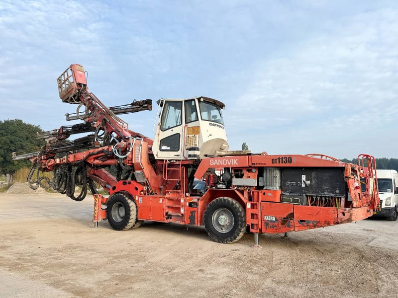 Sandvik DT1130-SC - 3x TB150 Drill Boom + Basket Boom - Fúrógép: 4 kép. Sandvik DT1130-SC - 3x TB150 Drill Boom + Basket Boom - Fúrógép: 4 kép.