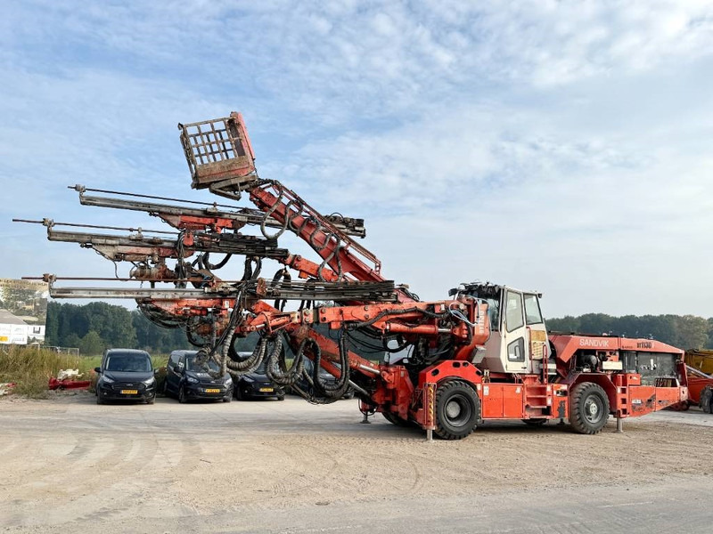 Sandvik DT1130-SC - 3x TB150 Drill Boom + Basket Boom - Fúrógép: 2 kép. Sandvik DT1130-SC - 3x TB150 Drill Boom + Basket Boom - Fúrógép: 2 kép.
