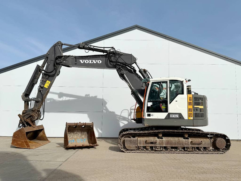 Volvo ECR235EL - Triple Boom / 2 Buckets Included - Lánctalpas kotró: 1 kép. Volvo ECR235EL - Triple Boom / 2 Buckets Included - Lánctalpas kotró: 1 kép.