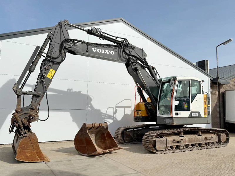 Volvo ECR235EL - Triple Boom / 2 Buckets Included - Lánctalpas kotró: 2 kép. Volvo ECR235EL - Triple Boom / 2 Buckets Included - Lánctalpas kotró: 2 kép.