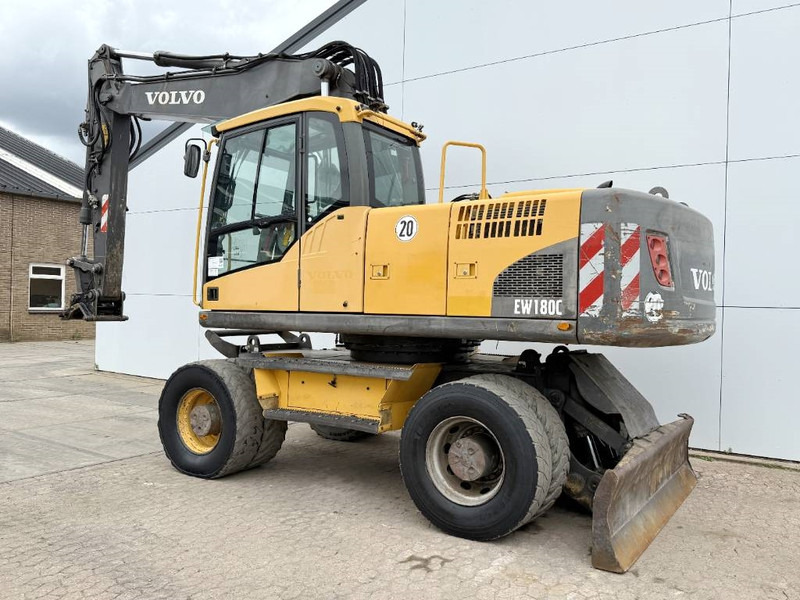 Volvo EW180C - Dutch Machine / Triple Boom - Gumikerekes kotró: 3 kép. Volvo EW180C - Dutch Machine / Triple Boom - Gumikerekes kotró: 3 kép.