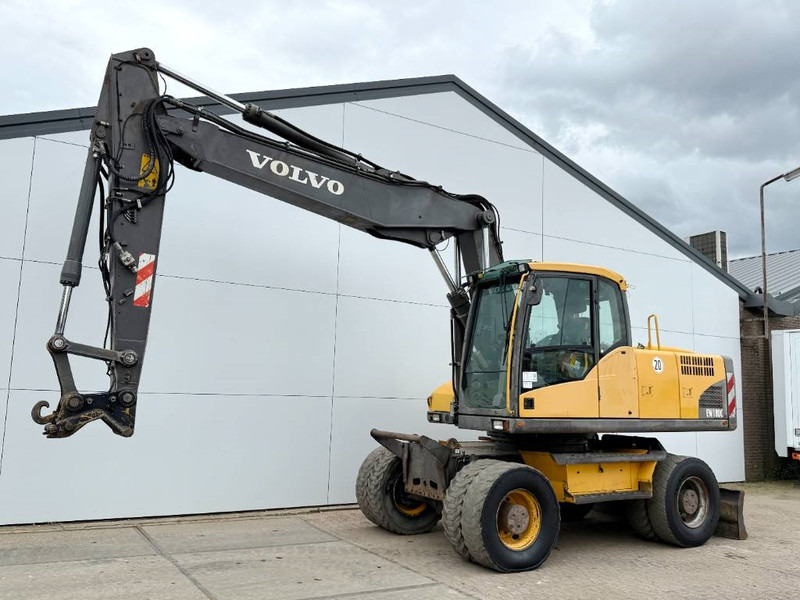 Volvo EW180C - Dutch Machine / Triple Boom - Gumikerekes kotró: 2 kép. Volvo EW180C - Dutch Machine / Triple Boom - Gumikerekes kotró: 2 kép.