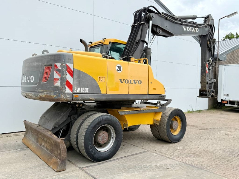 Volvo EW180C - Dutch Machine / Triple Boom - Gumikerekes kotró: 5 kép. Volvo EW180C - Dutch Machine / Triple Boom - Gumikerekes kotró: 5 kép.