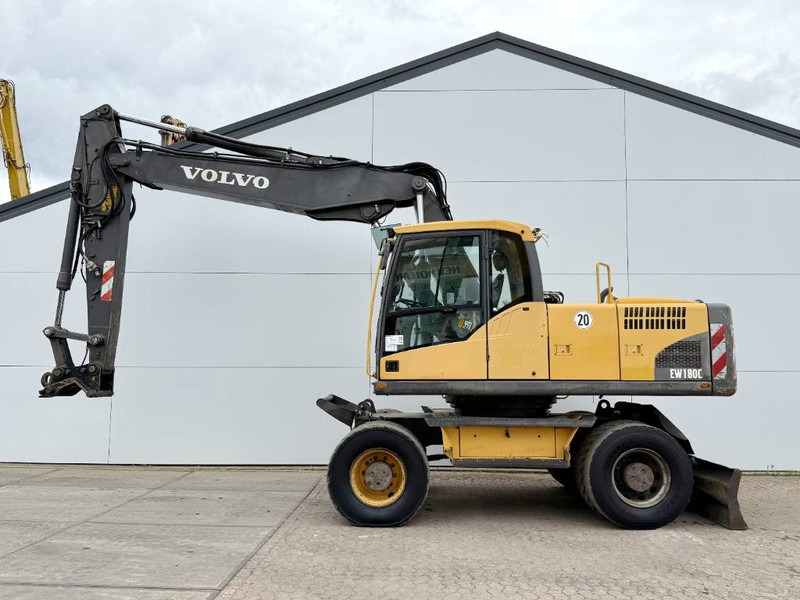 Volvo EW180C - Dutch Machine / Triple Boom - Gumikerekes kotró: 1 kép. Volvo EW180C - Dutch Machine / Triple Boom - Gumikerekes kotró: 1 kép.