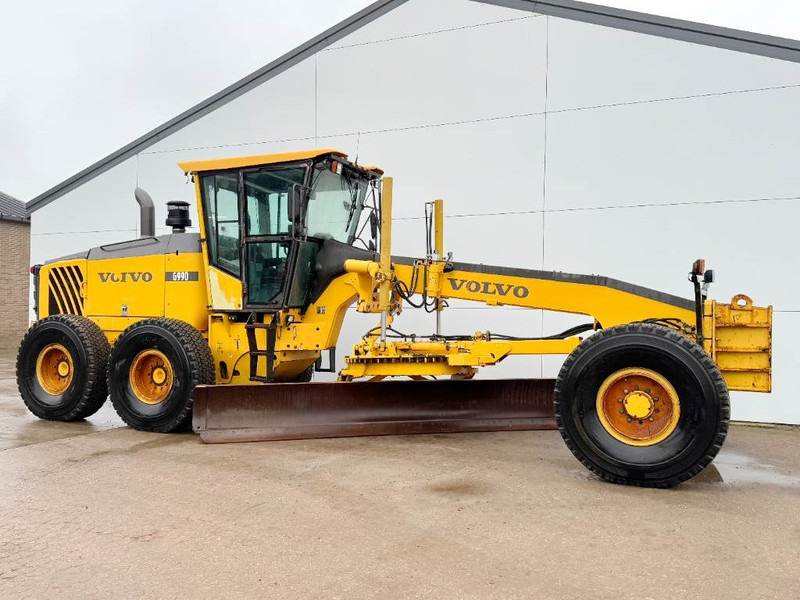 Volvo G990 - 4.85m Blade / Pushblock / Airco - Gréder: 5 kép. Volvo G990 - 4.85m Blade / Pushblock / Airco - Gréder: 5 kép.