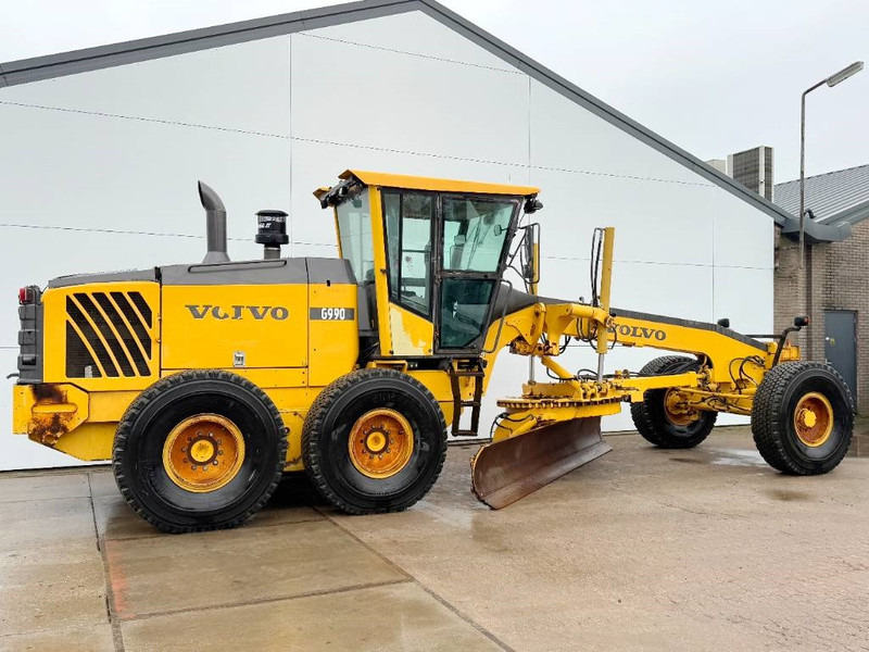 Volvo G990 - 4.85m Blade / Pushblock / Airco - Gréder: 4 kép. Volvo G990 - 4.85m Blade / Pushblock / Airco - Gréder: 4 kép.