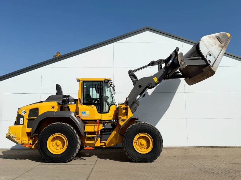 Volvo L110H - German Machine / High-tip Bucket / 3rd Fun - Gumikerekes homlokrakodó: 2 kép. Volvo L110H - German Machine / High-tip Bucket / 3rd Fun - Gumikerekes homlokrakodó: 2 kép.