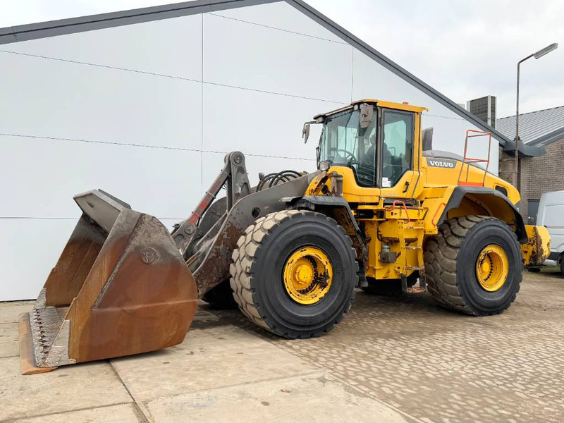 Volvo L220H - CDC Steering / Dutch Machine - Gumikerekes homlokrakodó: 2 kép. Volvo L220H - CDC Steering / Dutch Machine - Gumikerekes homlokrakodó: 2 kép.
