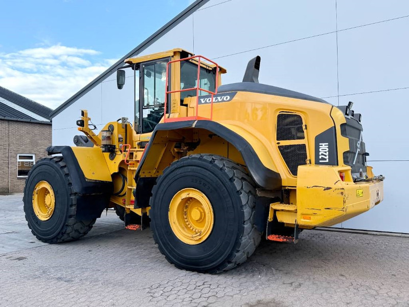 Volvo L220H - German Machine / 3rd Function - Gumikerekes homlokrakodó: 3 kép. Volvo L220H - German Machine / 3rd Function - Gumikerekes homlokrakodó: 3 kép.