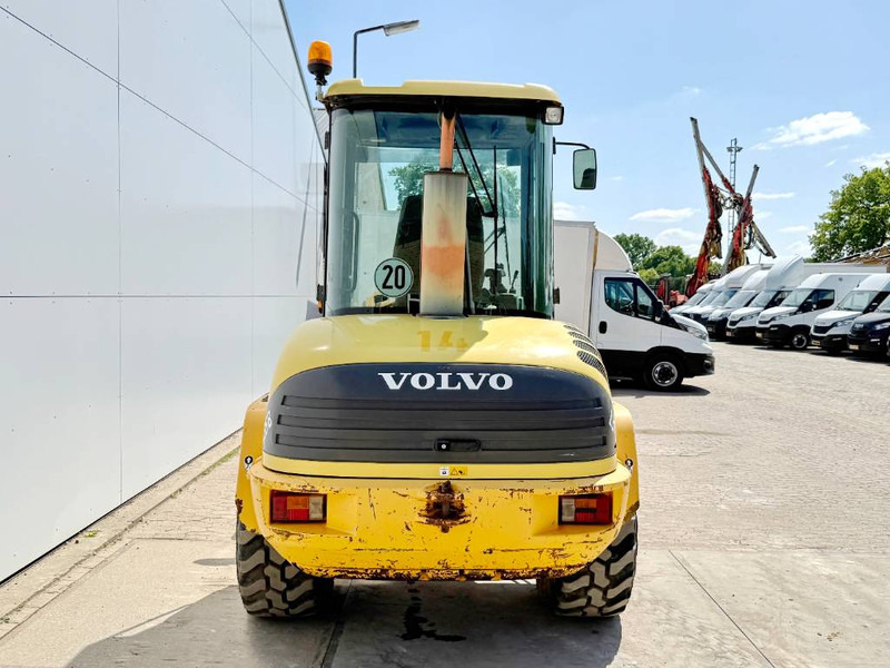 Volvo L35B - German Machine / Quick Coupler - Gumikerekes homlokrakodó: 4 kép. Volvo L35B - German Machine / Quick Coupler - Gumikerekes homlokrakodó: 4 kép.