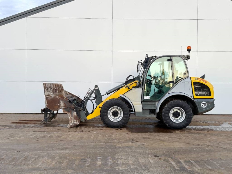 WACKER NEUSON Kramer 8095 4 Wheel Steering / Bucket + Forks - Gumikerekes homlokrakodó: 2 kép. WACKER NEUSON Kramer 8095 4 Wheel Steering / Bucket + Forks - Gumikerekes homlokrakodó: 2 kép.