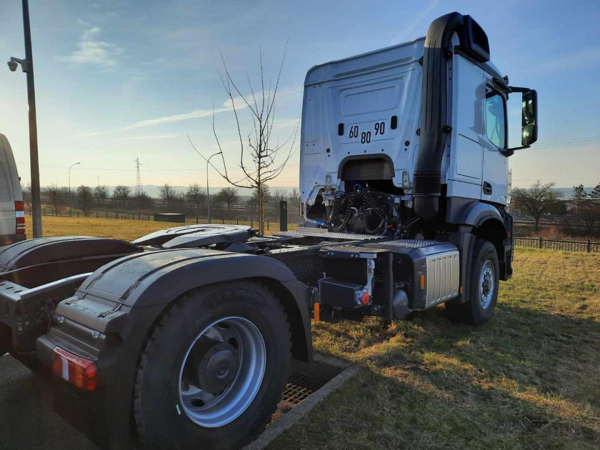 Mercedes Arocs 1851 HAD - Nyergesvontató: 2 kép. Mercedes Arocs 1851 HAD - Nyergesvontató: 2 kép.