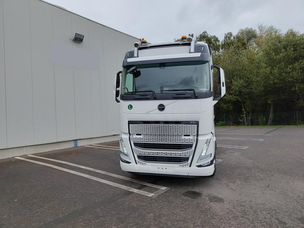 Volvo FH 500 - Nyergesvontató: 2 kép. Volvo FH 500 - Nyergesvontató: 2 kép.