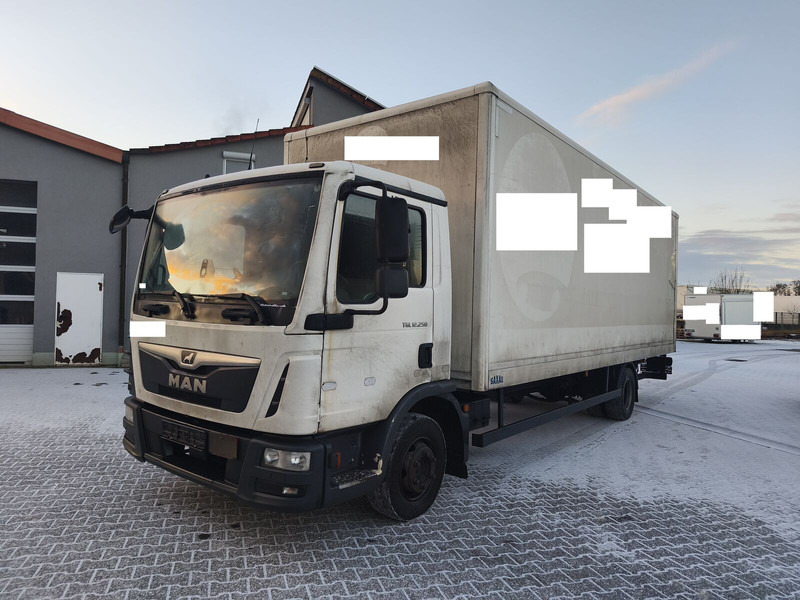 MAN TGL 12.250 Koffer 3-Sitzer Euro 6 4x2 AHK LBW (48) - Dobozos felépítményű teherautó: 1 kép. MAN TGL 12.250 Koffer 3-Sitzer Euro 6 4x2 AHK LBW (48) - Dobozos felépítményű teherautó: 1 kép.
