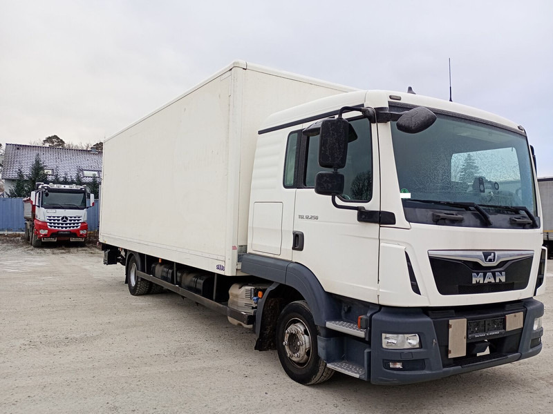 MAN TGL 12.250 Koffer 3-Sitzer Euro 6 4x2 AHK LBW - Dobozos felépítményű teherautó: 2 kép. MAN TGL 12.250 Koffer 3-Sitzer Euro 6 4x2 AHK LBW - Dobozos felépítményű teherautó: 2 kép.