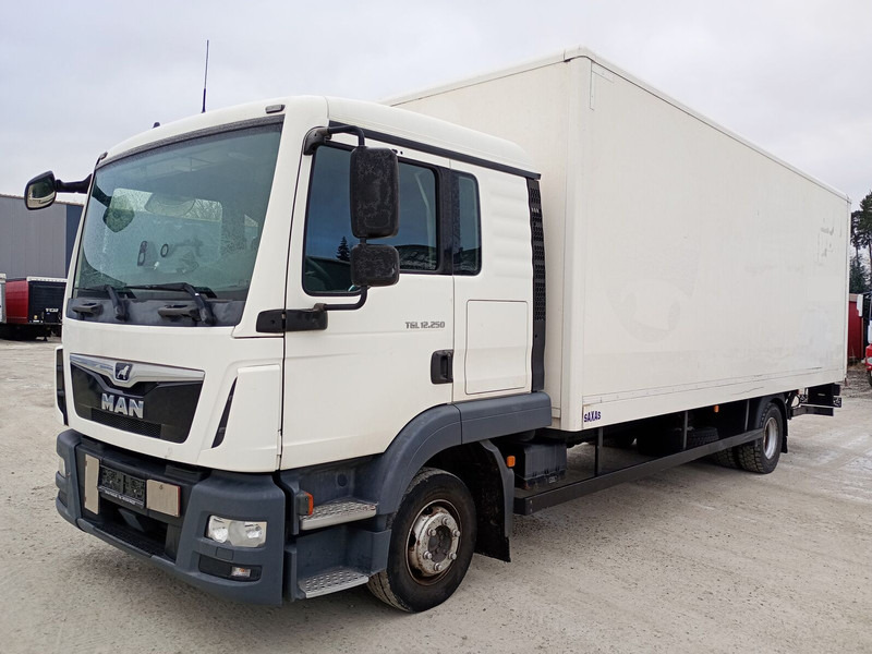 MAN TGL 12.250 Koffer 3-Sitzer Euro 6 4x2 AHK LBW - Dobozos felépítményű teherautó: 1 kép. MAN TGL 12.250 Koffer 3-Sitzer Euro 6 4x2 AHK LBW - Dobozos felépítményű teherautó: 1 kép.