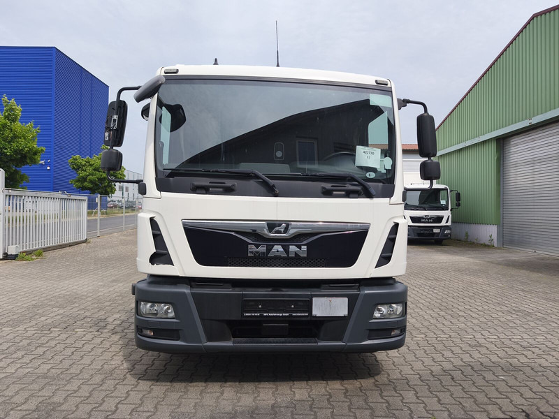 MAN TGL 8.190 Koffer gFH AHK LBW Euro 6 4x2 (11) - Dobozos felépítményű teherautó: 3 kép. MAN TGL 8.190 Koffer gFH AHK LBW Euro 6 4x2 (11) - Dobozos felépítményű teherautó: 3 kép.