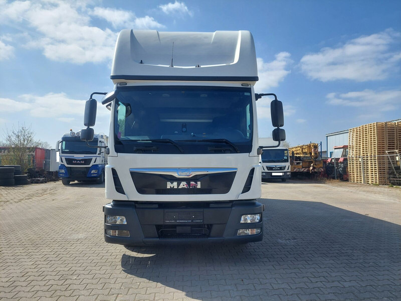 MAN TGL 8.220 - Ponyvás teherautó: 3 kép. MAN TGL 8.220 - Ponyvás teherautó: 3 kép.