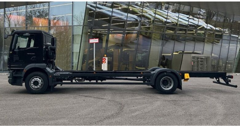 MAN TGM 18.320 4x2BL CH Fahrgestell Euro 6 Rechtslenker NEU - Alvaz teherautó: 5 kép. MAN TGM 18.320 4x2BL CH Fahrgestell Euro 6 Rechtslenker NEU - Alvaz teherautó: 5 kép.