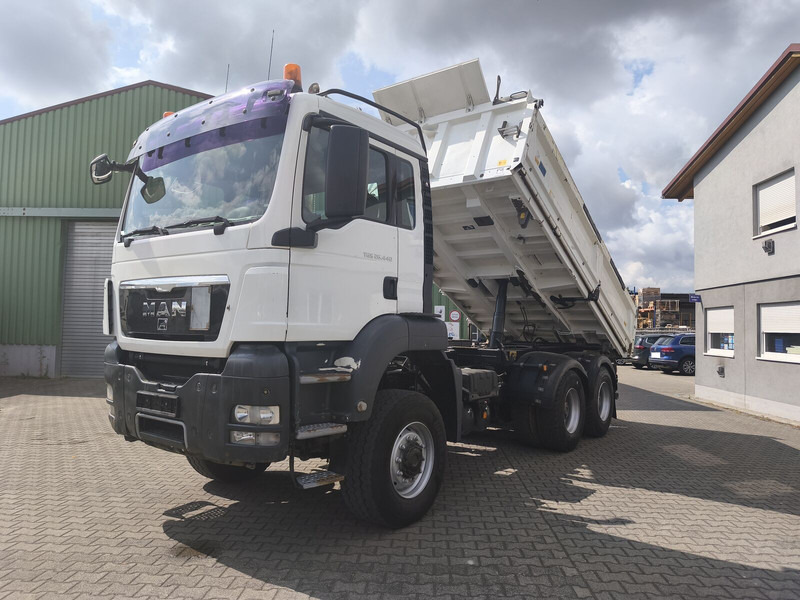 MAN TGS 26.400 6x6 GL Meiller Dreiseitenkipper Bordmatik Plane Euro - Billenőplatós teherautó: 2 kép. MAN TGS 26.400 6x6 GL Meiller Dreiseitenkipper Bordmatik Plane Euro - Billenőplatós teherautó: 2 kép.