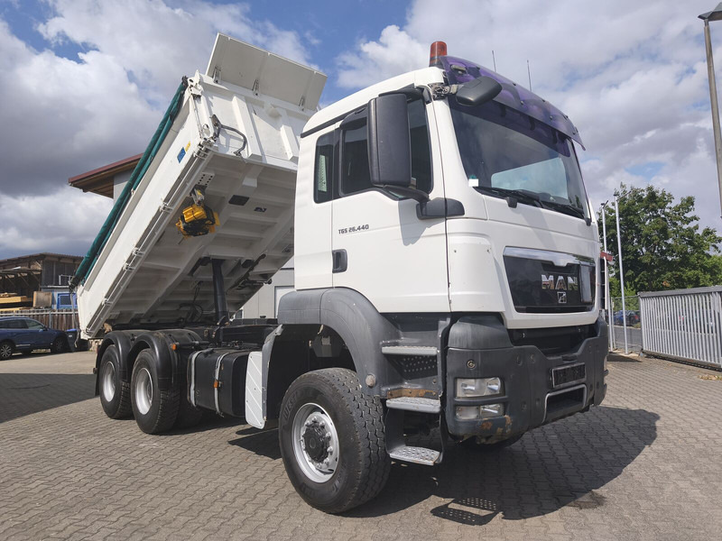 MAN TGS 26.400 6x6 GL Meiller Dreiseitenkipper Bordmatik Plane Euro - Billenőplatós teherautó: 5 kép. MAN TGS 26.400 6x6 GL Meiller Dreiseitenkipper Bordmatik Plane Euro - Billenőplatós teherautó: 5 kép.