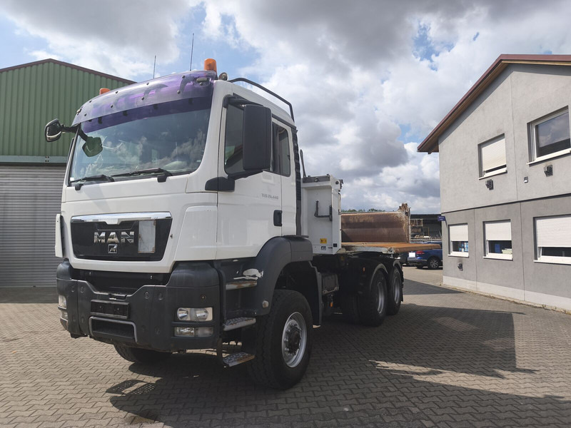 MAN TGS 26.400 6x6 GL Meiller Dreiseitenkipper Bordmatik Plane Euro - Billenőplatós teherautó: 1 kép. MAN TGS 26.400 6x6 GL Meiller Dreiseitenkipper Bordmatik Plane Euro - Billenőplatós teherautó: 1 kép.