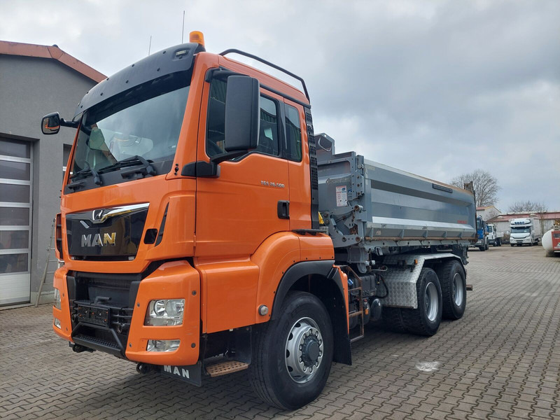MAN TGS 26.500 Hydrodrive Schwarzmüller Wechselsystem SZM - Billenőplatós teherautó: 3 kép. MAN TGS 26.500 Hydrodrive Schwarzmüller Wechselsystem SZM - Billenőplatós teherautó: 3 kép.