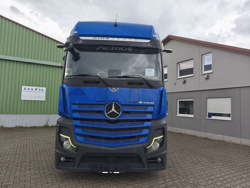Mercedes-Benz Actros 2545 BDF - Cserefelépítményes teherautó: 3 kép. Mercedes-Benz Actros 2545 BDF - Cserefelépítményes teherautó: 3 kép.